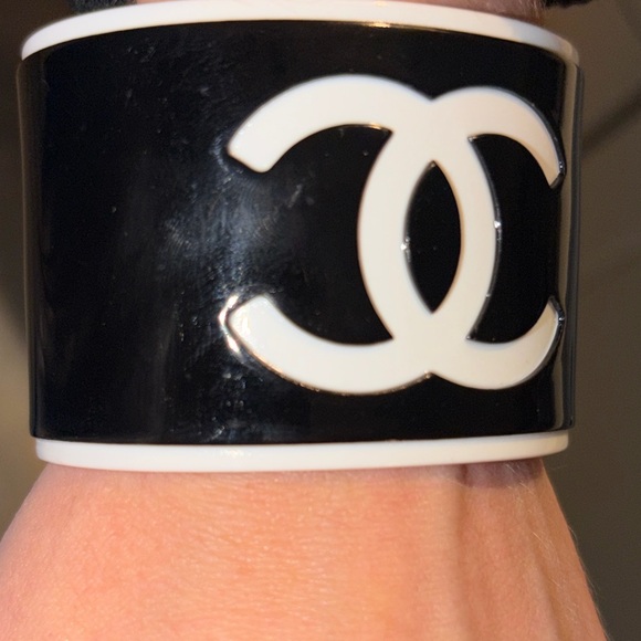 CHANEL Costume Jewelry Black and White Resin CC Logo Cuff - Picture 4 of 6